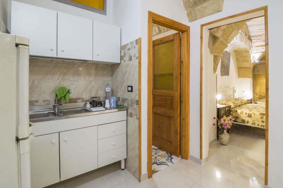 Double Room | Private kitchenette | Stovetop, cookware/dishes/utensils