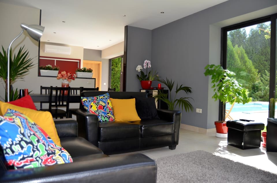 Flat-screen TV, fireplace