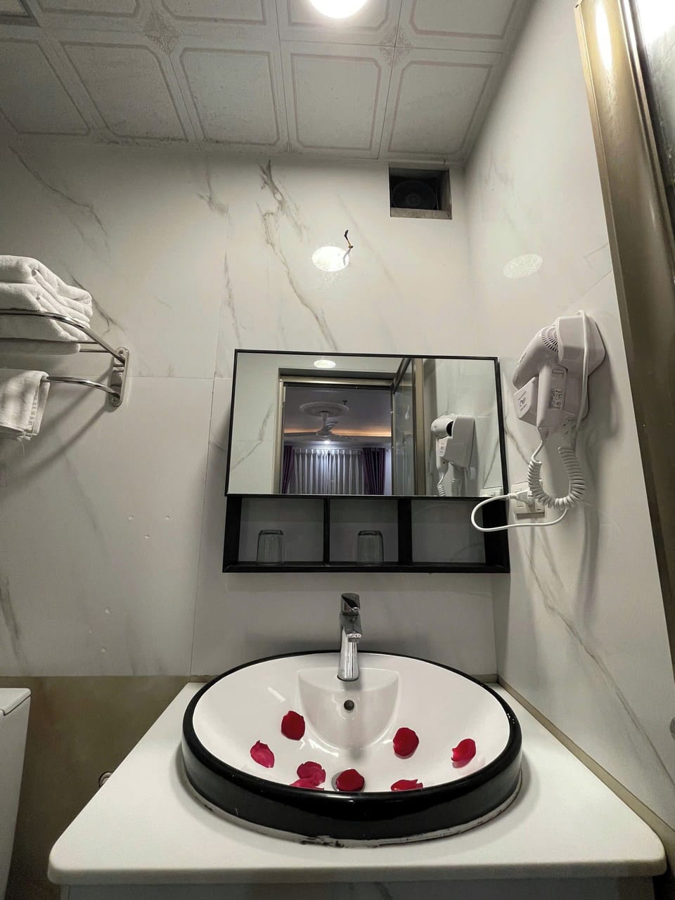 Deluxe Double or Twin Room, City View | Bathroom | Shower, hydromassage showerhead, designer toiletries, hair dryer