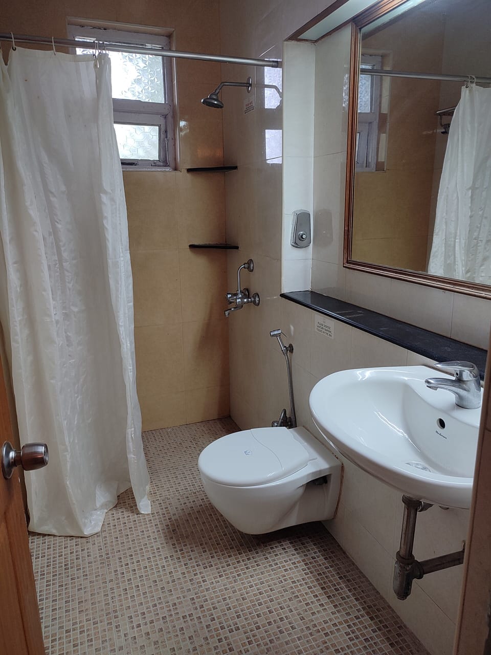 Honeymoon Suite with Balcony and Pool View | Bathroom | Free toiletries, towels