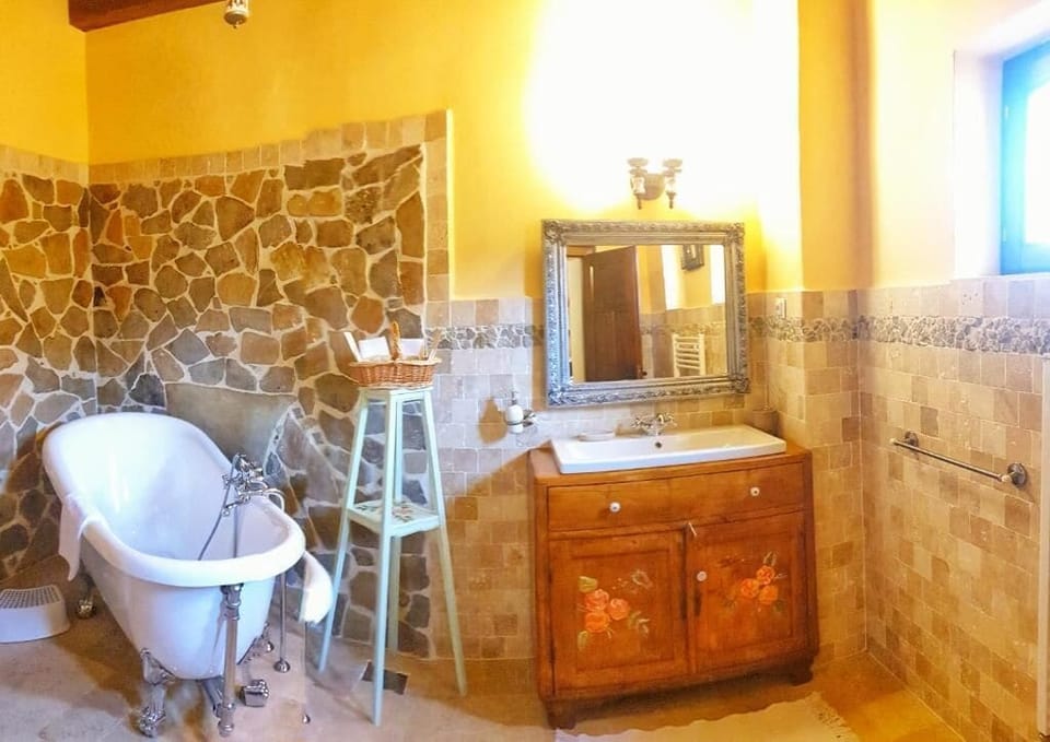 Romantic Room | Bathroom | Free toiletries, hair dryer, slippers, towels