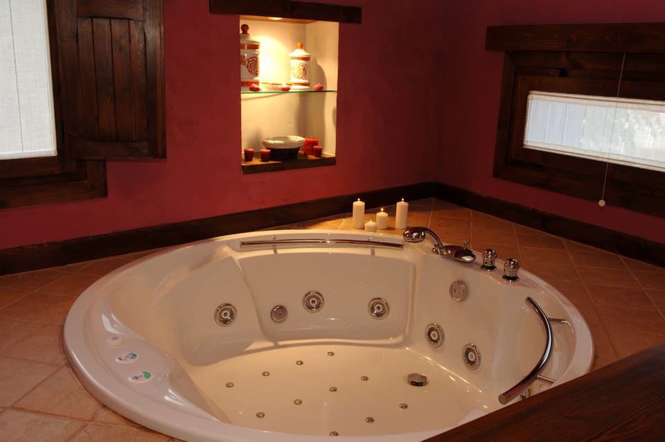 Suite (Fucsia) | Jetted tub