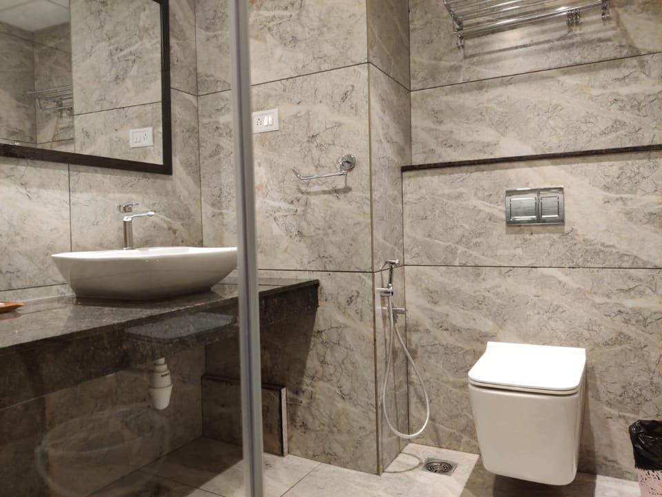 Premium Studio | Bathroom | Shower, rainfall showerhead, towels