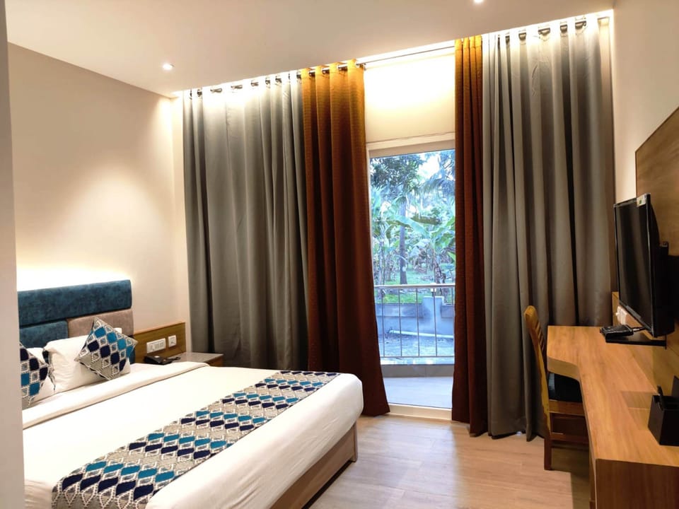 Executive Double Room, Non Smoking | Hypo-allergenic bedding, minibar, desk, blackout drapes