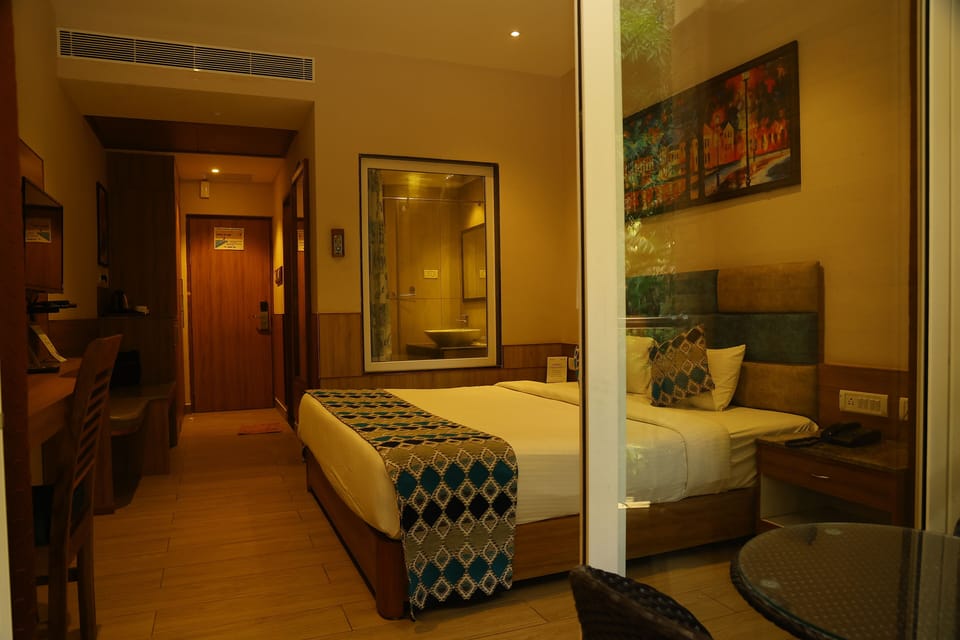 Executive Double Room, Non Smoking | Hypo-allergenic bedding, minibar, desk, blackout drapes