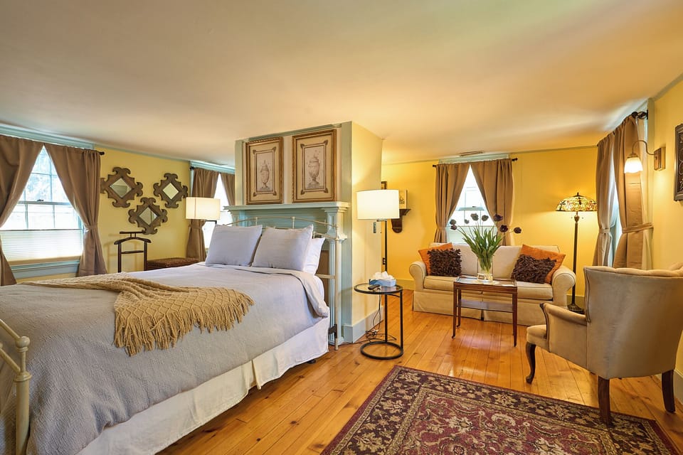 The Town View (Not Pet Friendly) | Premium bedding, WiFi (free), bed sheets
