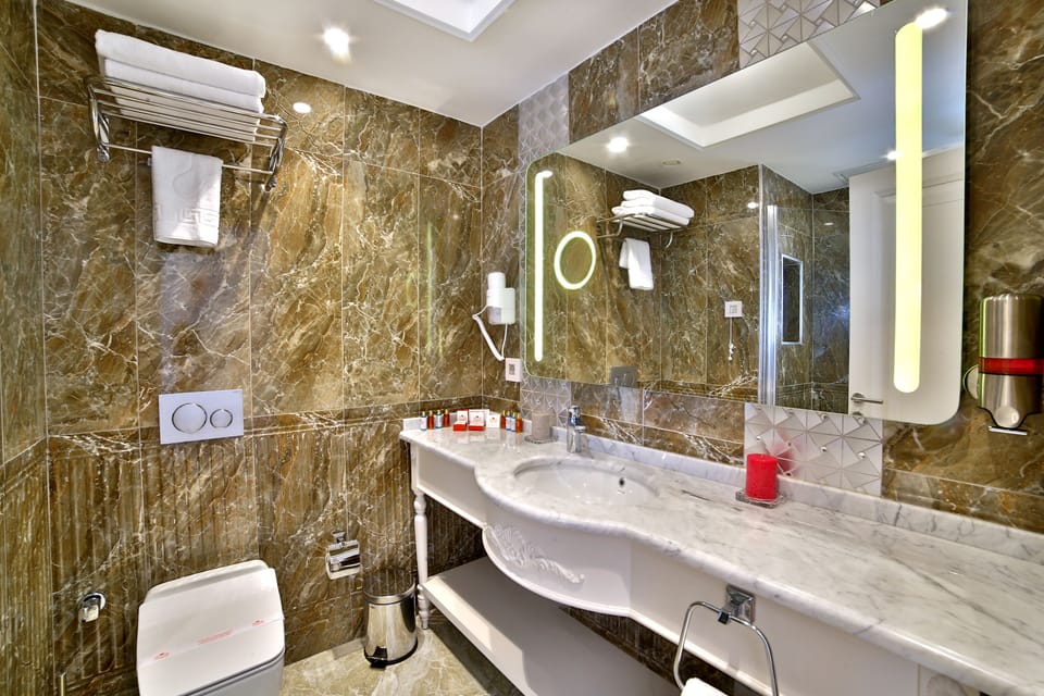 Shower, rainfall showerhead, free toiletries, hair dryer