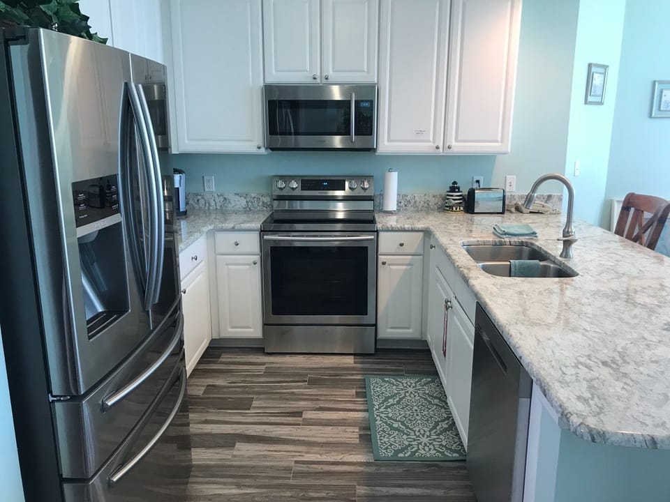 Beautiful new granite in kitchen (and all baths)!