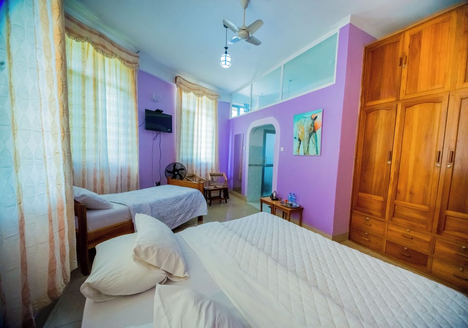 Twin Room | In-room safe, blackout drapes, WiFi (free), bed sheets