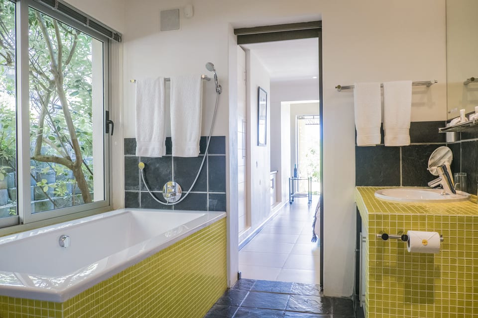 Classic Double or Twin Room | Bathroom | Separate tub and shower, jetted tub, rainfall showerhead