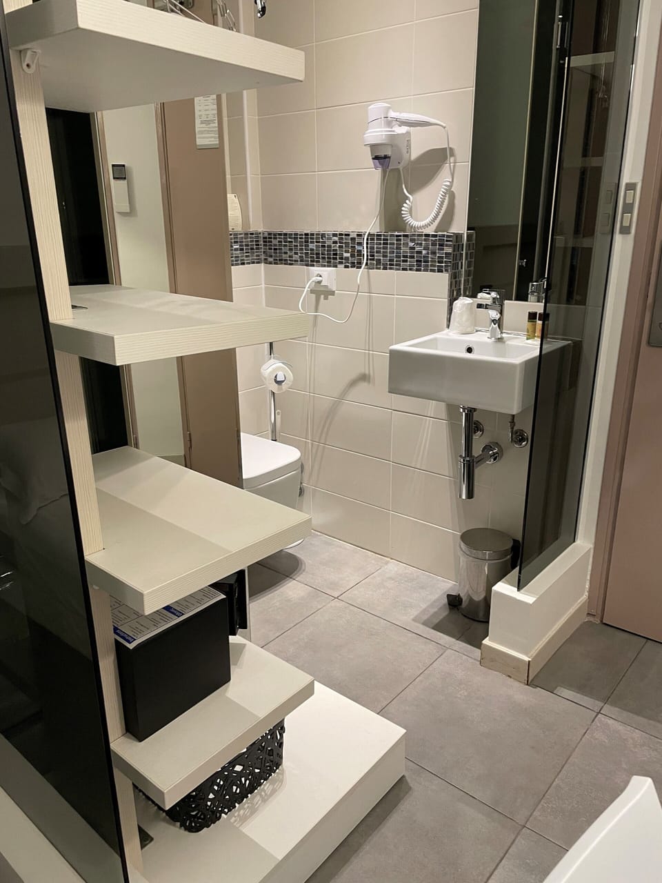 Single Room | Bathroom | Shower, rainfall showerhead, free toiletries, hair dryer