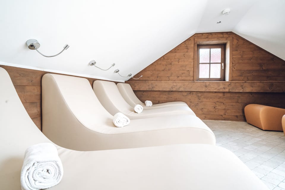 Sauna, hot tub, steam room, 2 treatment rooms, massages