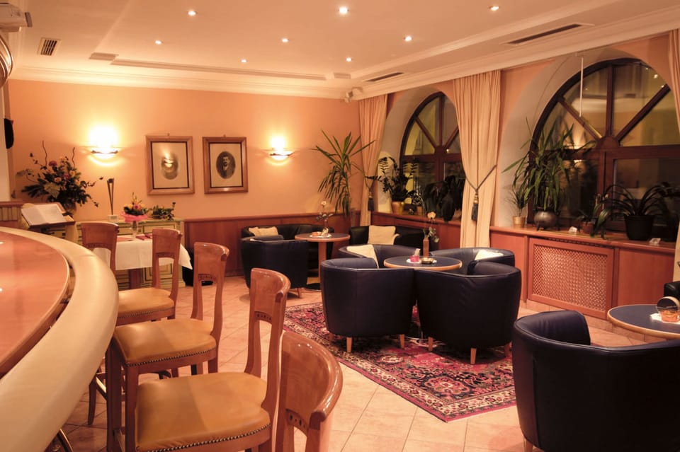 2 bars/lounges