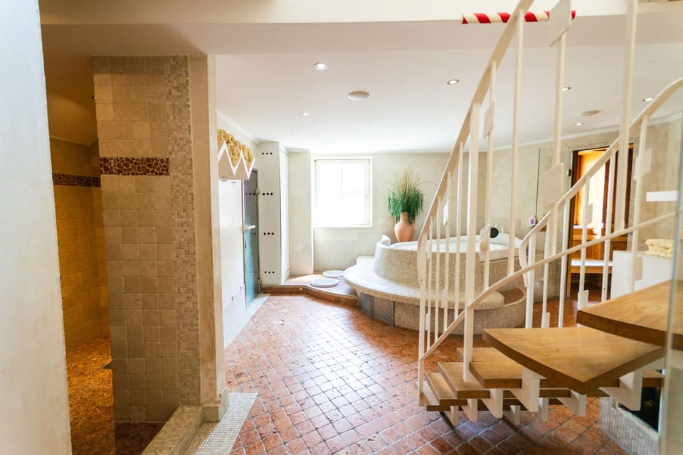 Sauna, hot tub, steam room, 2 treatment rooms, massages