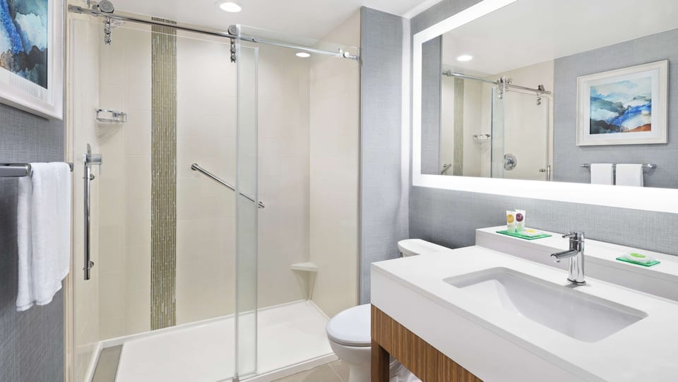 Combined shower/tub, designer toiletries, hair dryer, towels