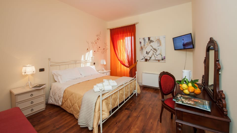 Double Room, Sea View (King) | Desk, soundproofing, free WiFi, bed sheets