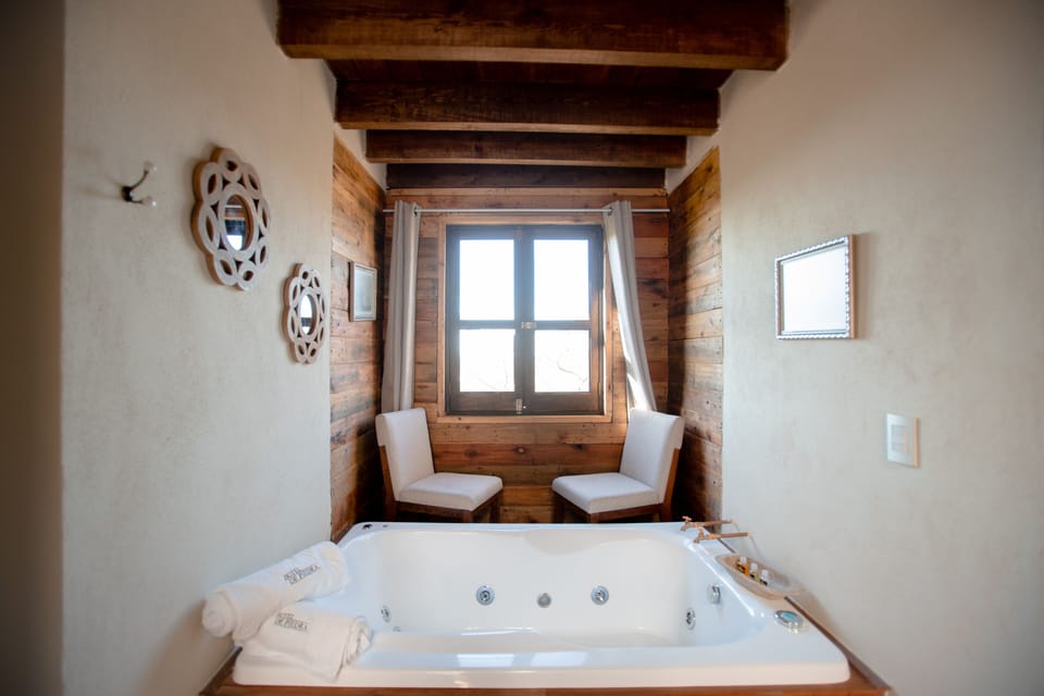 Deluxe Cabin | Minibar, in-room safe, laptop workspace, blackout drapes