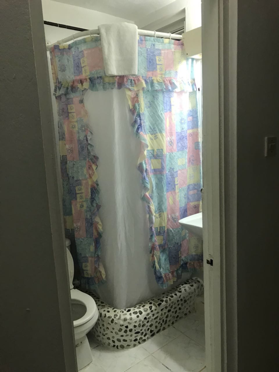 Studio | Bathroom | Combined shower/tub, free toiletries, hair dryer, towels