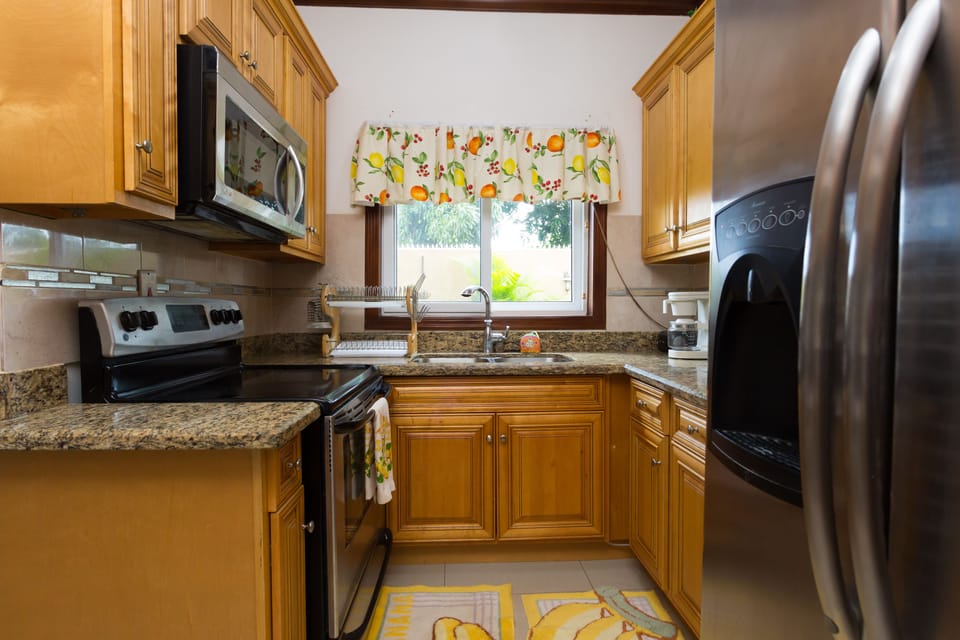 City Apartment, 2 Bedrooms | Private kitchen | Full-size fridge, microwave, oven, stovetop
