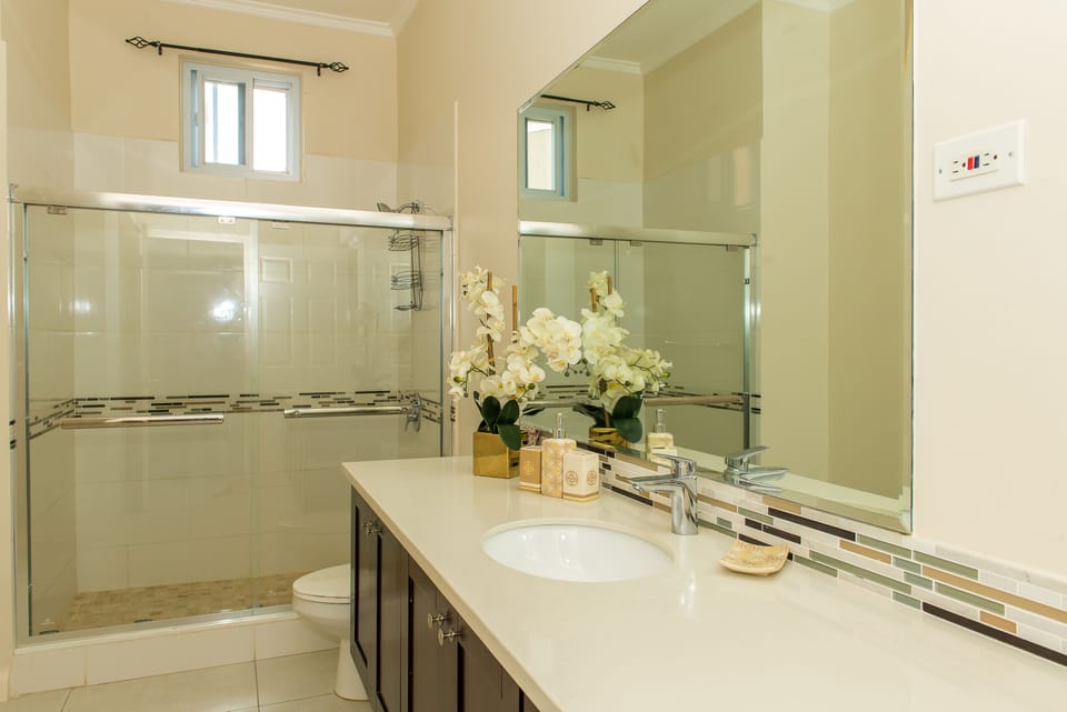 City Ridge Luxury 2 Bedroom Apartment in Kingston