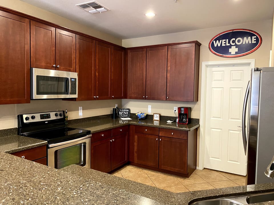 Premium Condo, 3 Bedrooms, Pool Access, Mountain View | Private kitchen | Full-size fridge, microwave, oven, stovetop