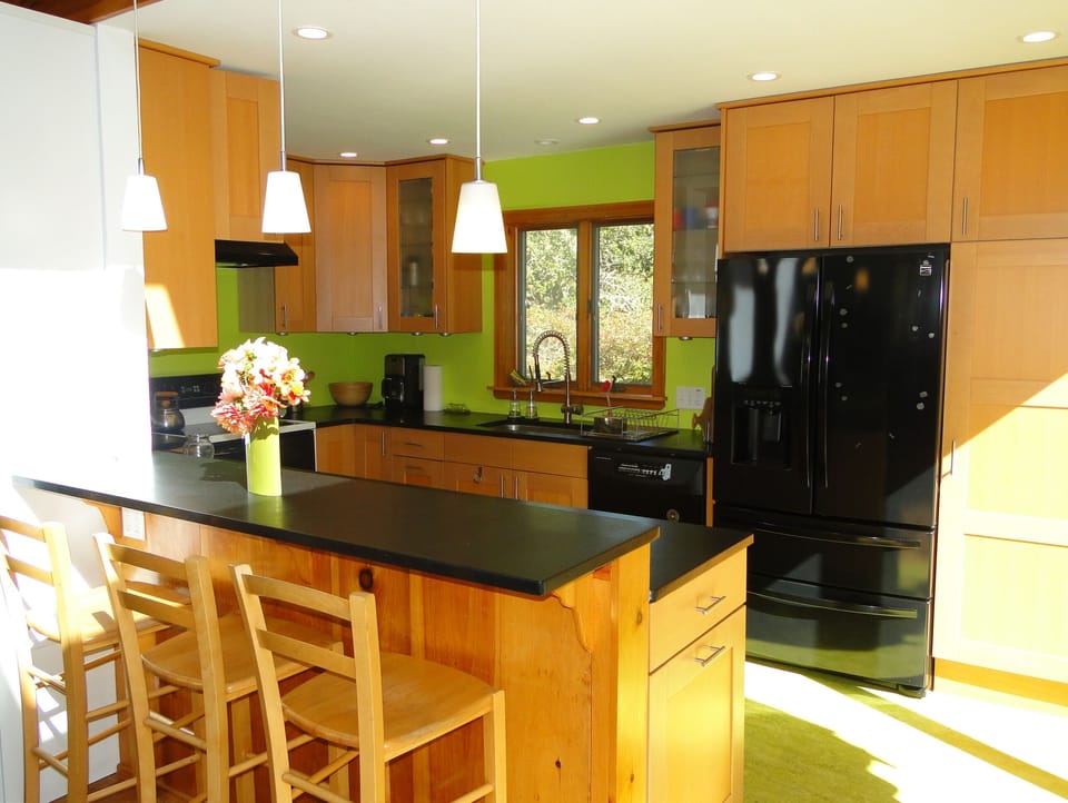 Kitchen & b'fast bar. Complete kitchen & dining equipment in cabinets & drawers