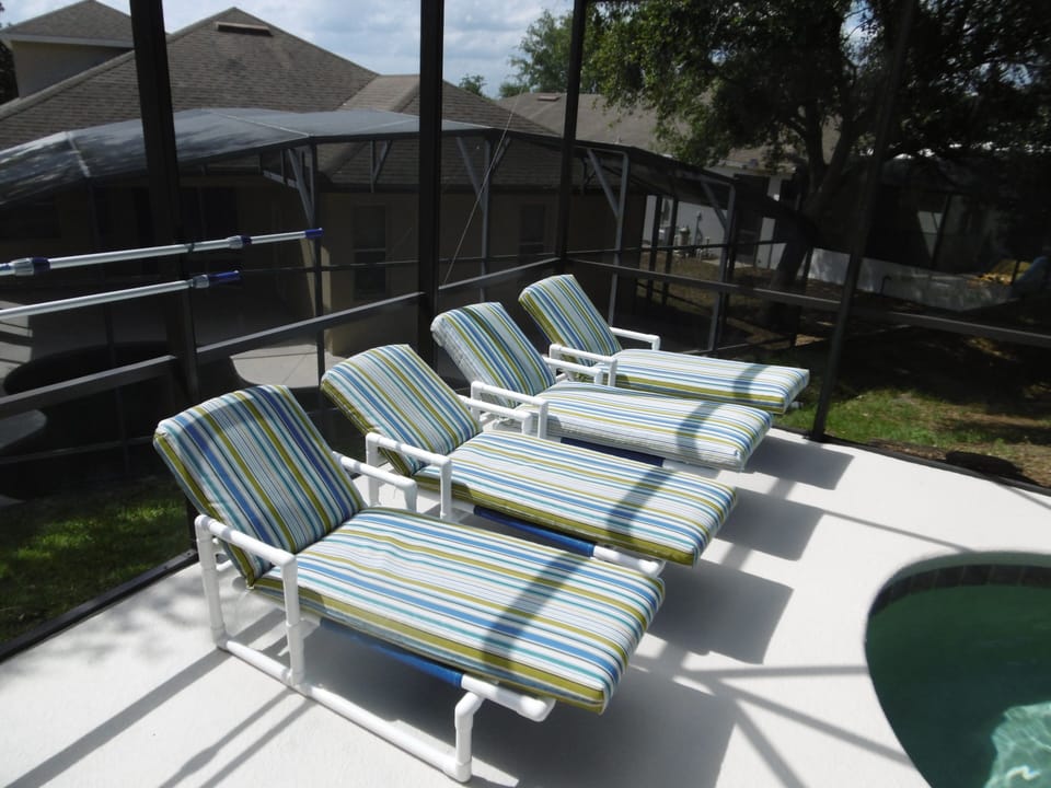 Four Sun Loungrs
