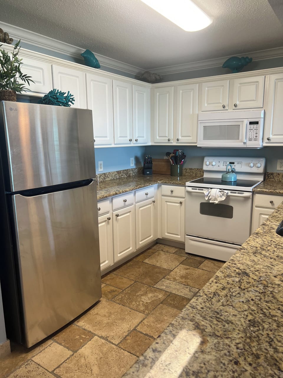 Kitchen with icemaker, range, microwave, fully equipped