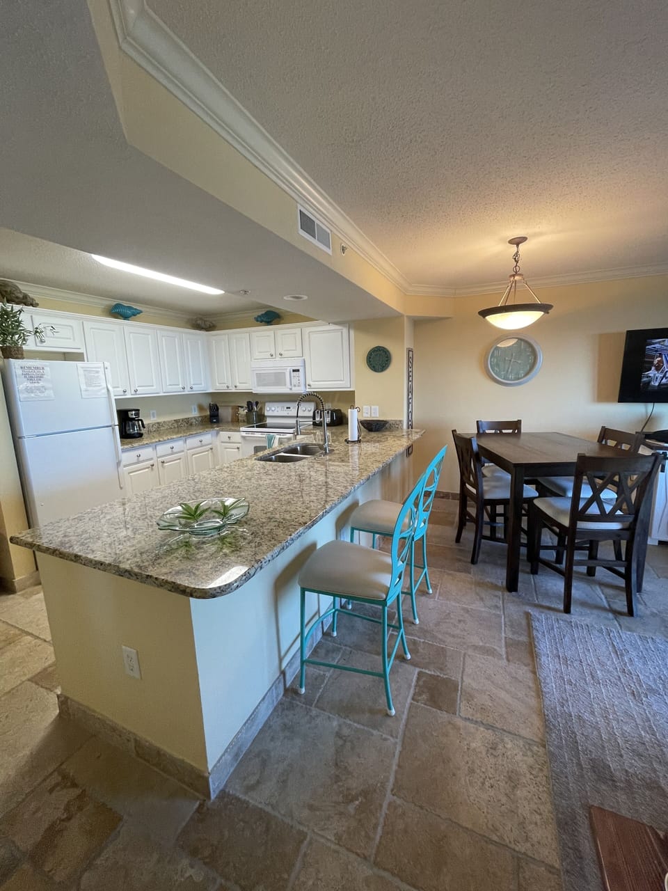 Fully equipped granite kitchen, flat top stove, fridge w/ icemaker, microwave