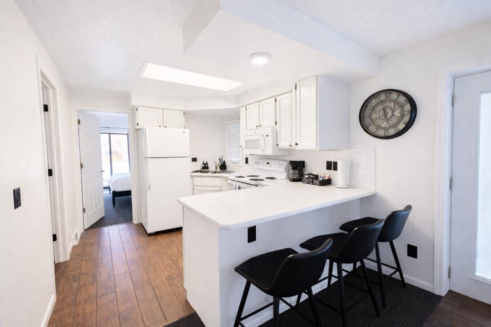 Kitchen | Breakfast Bar | Additional Bar Seating
