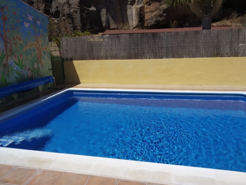 don't you just want to get in there!! heated to 28°C throughout the winter!