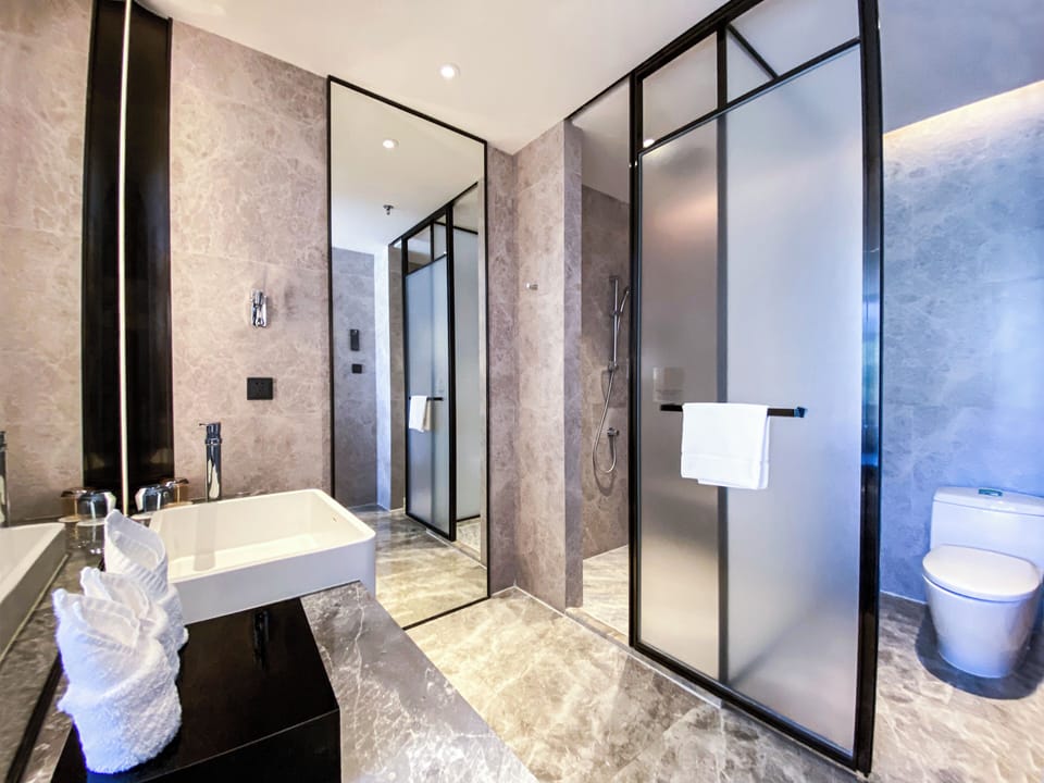 Shower, rainfall showerhead, free toiletries, hair dryer