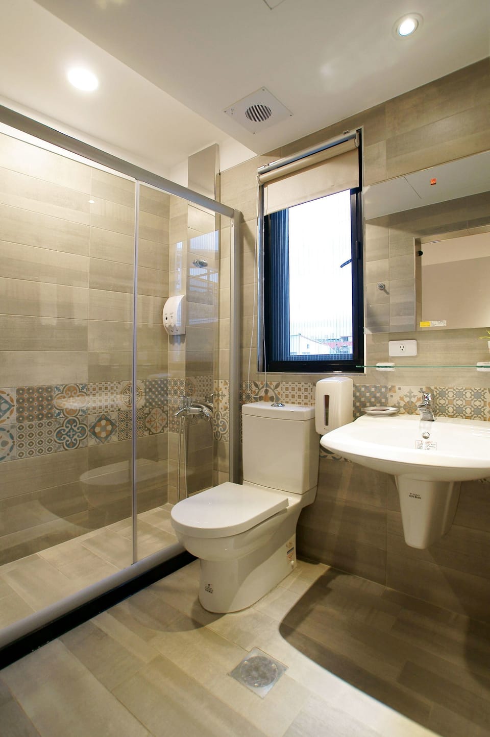 Classic Double Room, 1 King Bed, Non Smoking | Bathroom | Shower, hydromassage showerhead, free toiletries, hair dryer
