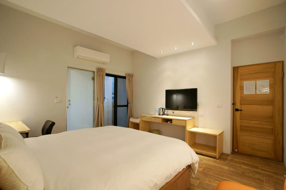 Classic Double Room, 1 King Bed, Non Smoking | Egyptian cotton sheets, premium bedding, down comforters, minibar