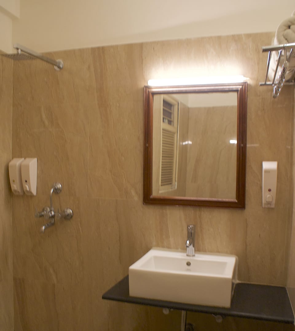 Shower, free toiletries, towels