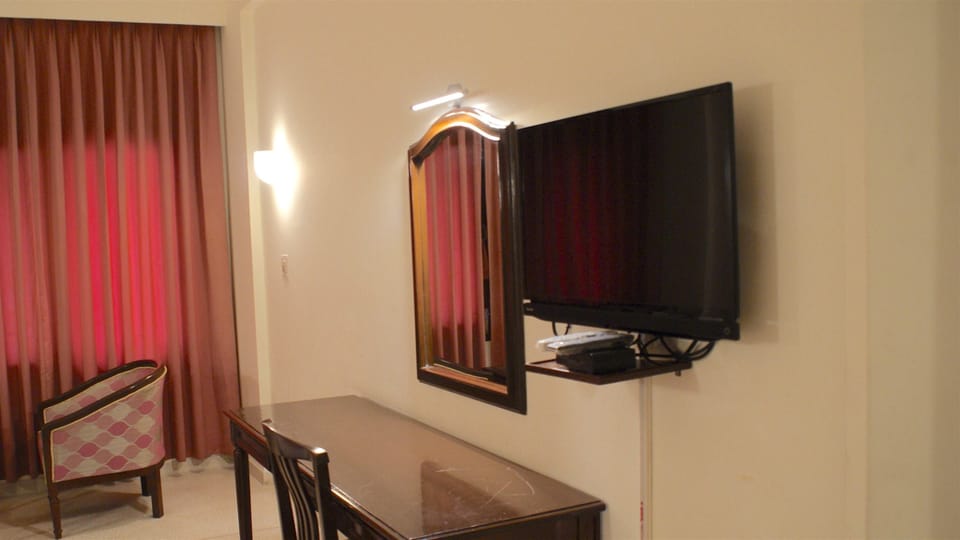 Deluxe Double Room | Desk, blackout drapes, iron/ironing board, rollaway beds