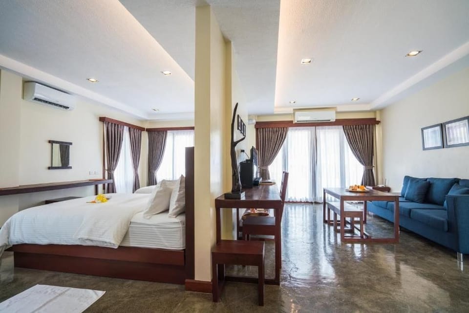 Suite | Desk, laptop workspace, soundproofing, free WiFi