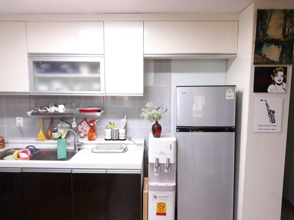 Coffee/tea maker, full-size fridge, microwave, electric kettle