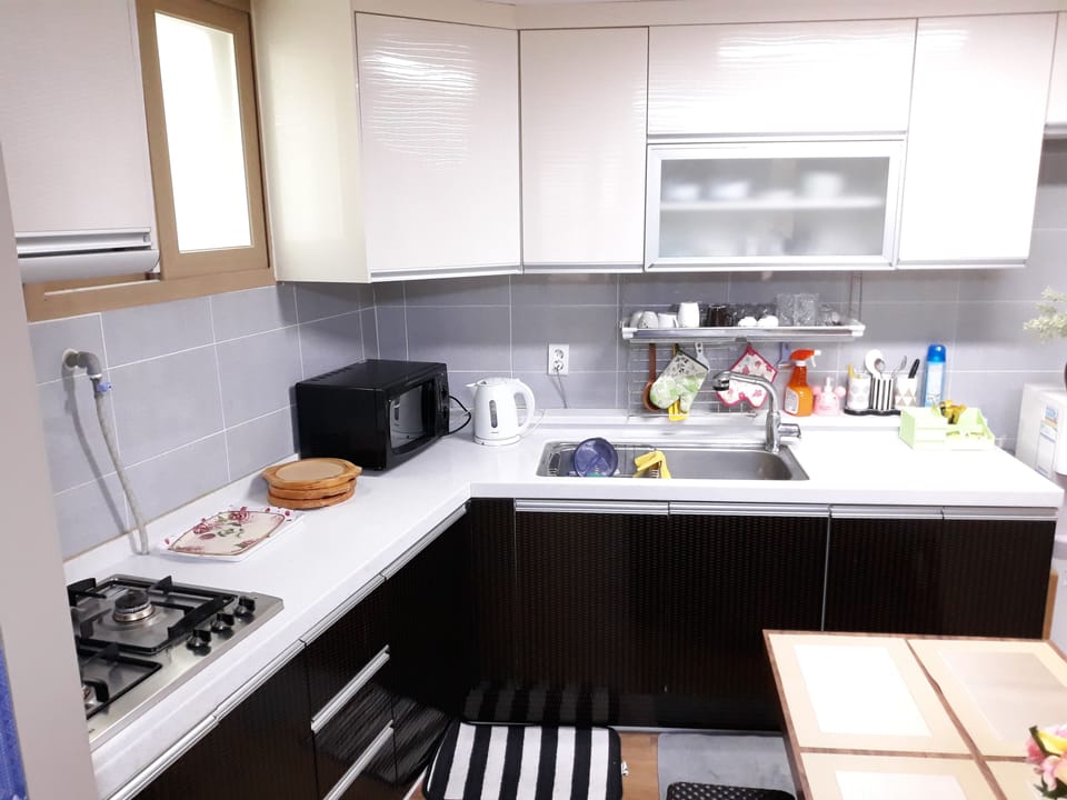 Coffee/tea maker, full-size fridge, microwave, electric kettle