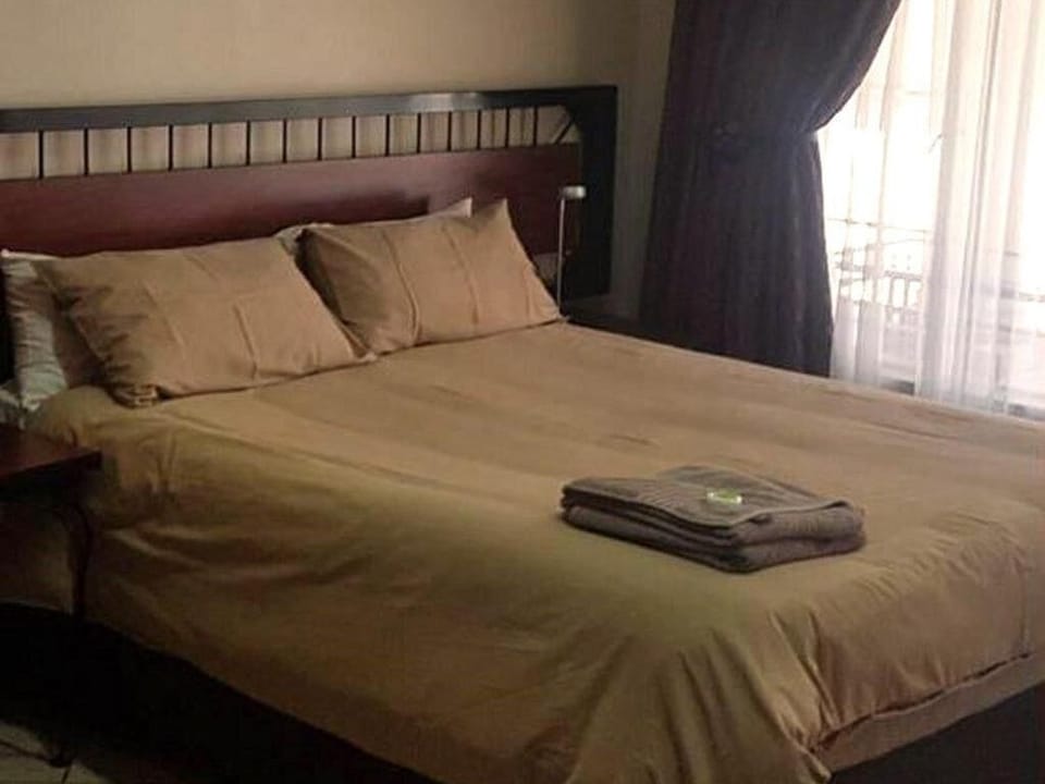 Minibar, desk, WiFi (free), bed sheets