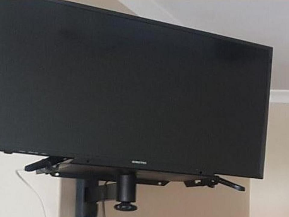 Minibar, desk, WiFi (free), bed sheets