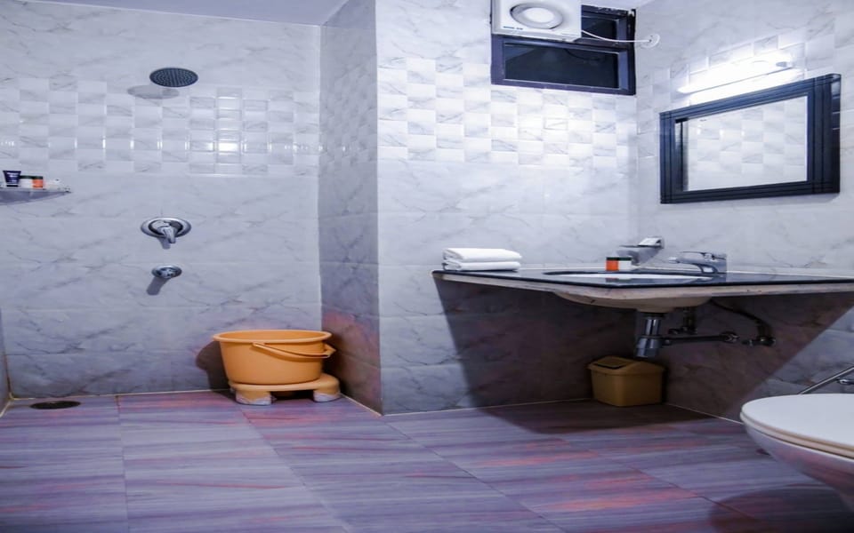 Shower, rainfall showerhead, free toiletries, hair dryer