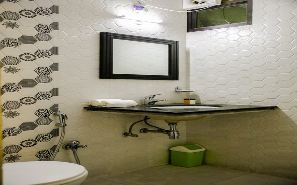 Basic Double Room | Bathroom amenities | Shower, rainfall showerhead, free toiletries, hair dryer