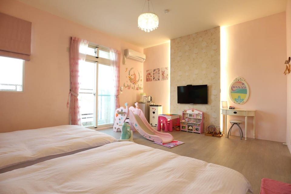 Signature Quadruple Room, 2 Double Beds, Non Smoking | Desk, blackout drapes, free WiFi, bed sheets