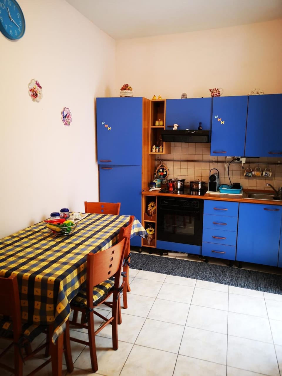 Fridge, microwave, stovetop, cookware/dishes/utensils