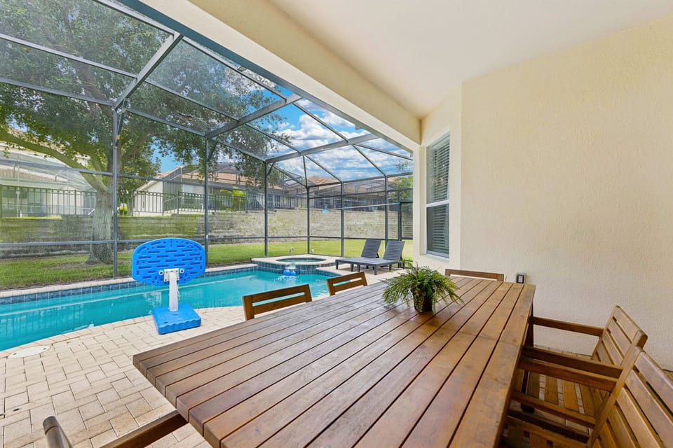 Charming 6 persons patio dining area of the home in Kissimmee, Florida - Experience unforgettable meals amidst picturesque views and refreshing breezes - Enjoy the convenience of fresh water throughout the stay