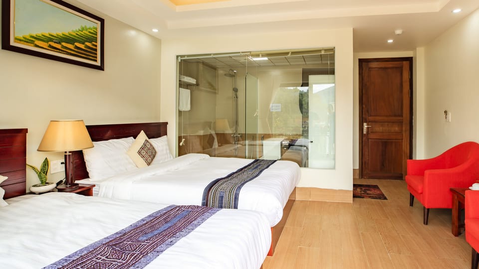 Deluxe Family Room | Desk, blackout drapes, free WiFi, bed sheets