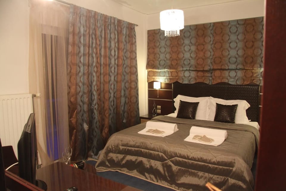 Minibar, desk, iron/ironing board, free WiFi