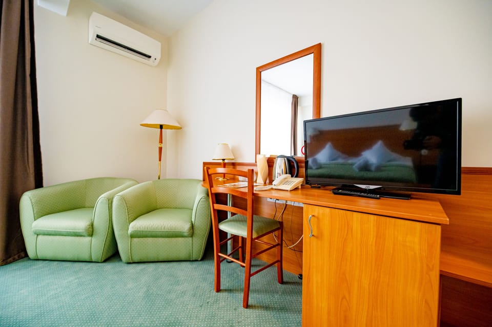 Minibar, in-room safe, desk, free WiFi