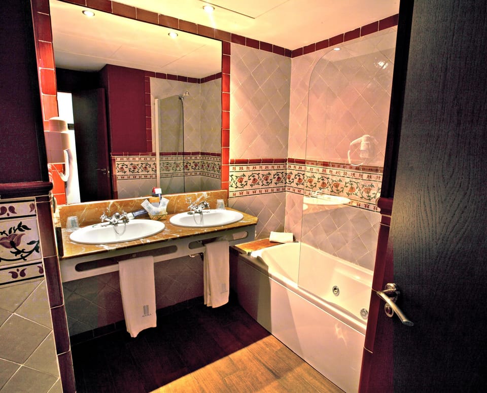 Standard Double Room (2 Adults and 1 child) | Bathroom | Combined shower/tub, hair dryer, bidet, towels